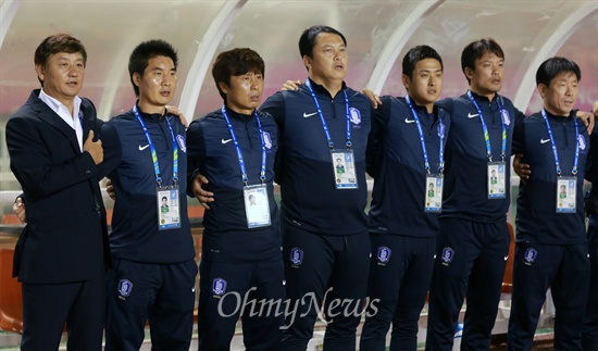 선전을 다짐하는 이광종 감독 한국 축구대표팀 이광종 감독과 코치들이 17일 오후 안산 단원구 안산와스타디움에서 열린 '2014 인천아시아경기대회' 축구 A조 예선 사우디아라비아와의 경기에 앞서 선전을 다짐하며 애국가를 부르고 있다.