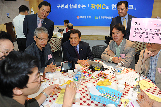 윤장현 광주시장이 지난해 9월 17일 광주 남구에서 열린 '장현C의 현장토크' 당시 한 테이블에서 주민들과 의견을 나누고 있다.
