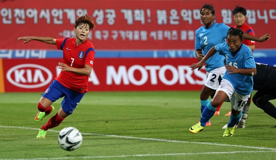  17일 인천 남동아시아드럭비구장에서 열린 인천아시안경기대회 여자 축구 예선 A조 경기에서 한국의 전가을이 인도 수비수와 공을 다투고 있다. 2014.9.17 