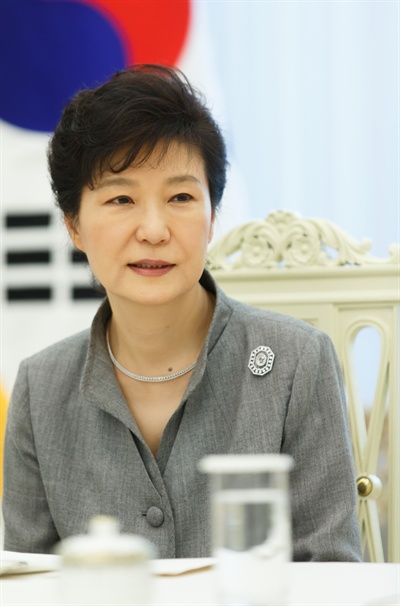 지난 16일 박근혜 대통령이 <로이터 통신>과 인터뷰하는 모습