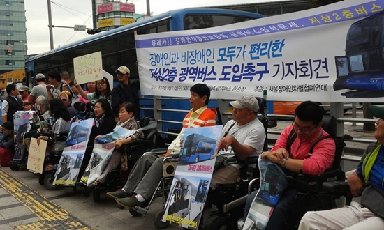 전장연 회원들이 '저상 2층 버스 도입 촉구' 기자회견을 하고 있다