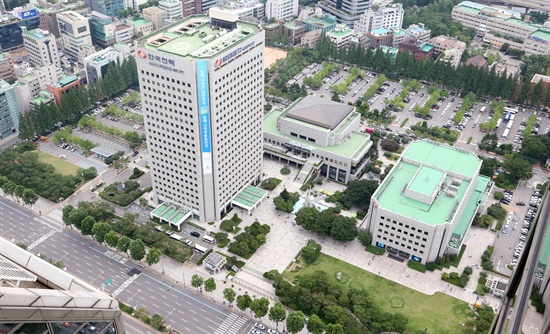  서울 강남의 금싸라기땅인 한국전력 삼성동 부지. 축구장 12개를 합친 면적(7만9천342㎡)의 한전부지 입찰은 감정가는 3조3346억 원이다.