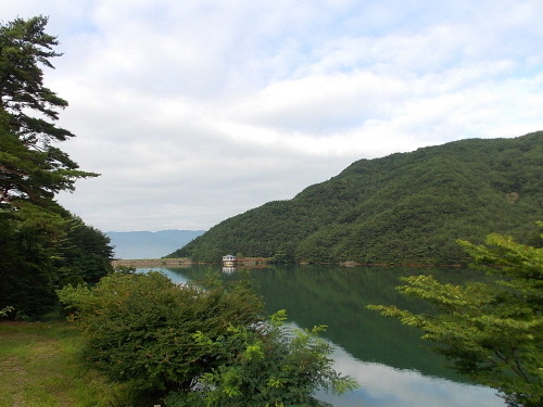 지리산 천은사 옆 호수 지리산 천은사 옆에 있는 호수. 천은사는 전남 구례 방면에 있다. 2012년 촬영. 잡탕라면 산행 사진이 없어 2012년에 촬영한 지리산 사진들로 대체해본다.