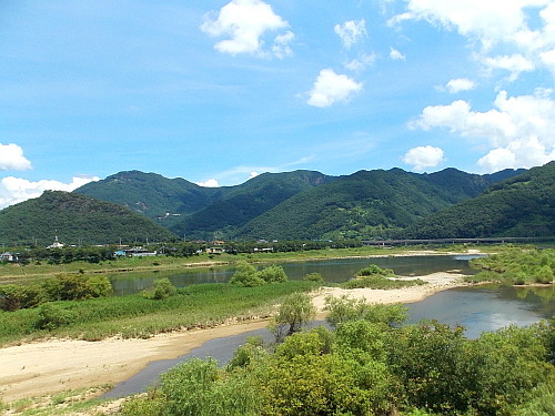 전남 구례구역. 지리산을 탐방한 뒤 구례구역 부근에서 사진을 찍었다. 앞에 보이는 강은 섬진강이다. 2012년 백두대간 여행 당시에 찍은 사진이다.