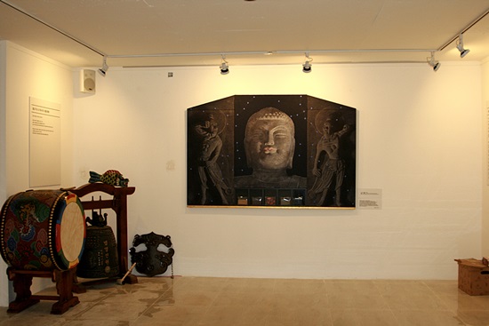 농민화가로 잘 알려진 이종구 화가의 석굴암(가운데)과 불교의 사물인 범종, 법고, 목어, 운판(왼쪽)