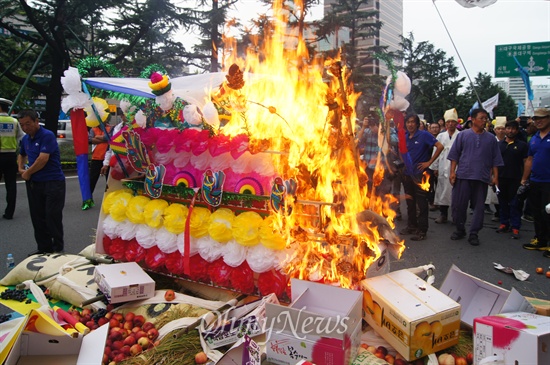 18일 오후 새누리당 경북도당 앞에서 열린 경북농민대회에서 상여가 불태워지고 있다.