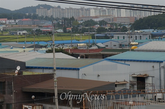 주물공장과 가구공장에 둘러싸인 김포 대곶면 거물대리의 한 벽돌집. 집주인은 소음과 먼지로 인한 건강악화를 호소하며 마을을 떠났다. 