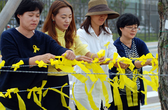 교육부 1인 시위에 이어 좌로부터 한준혜, 오지숙, 박경준, 이상미 주부가 노란 리본을 달고 있다.
