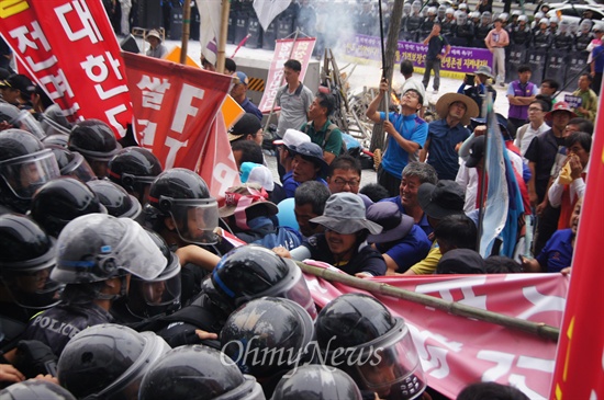 18일 오후 새누리당 경북도당 앞에서 열린 농민대회에서 새누리당이 항의서한 수령을 거부하자 농민들이 진입하려다 경찰들과 몸싸움을 벌이고 있다.