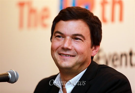 '21세기 자본'의 저자 토마 피케티(Thomas Piketty) 파리경제대 교수가 19일 오후 서울 신라호텔에서 기자간담회를 열고 있다.