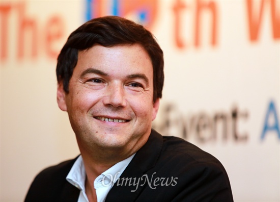 '21세기 자본'의 저자 토마 피케티(Thomas Piketty) 파리경제대 교수가 19일 오후 서울 신라호텔에서 기자간담회를 하고 있다.