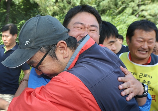 18일 오후 서울 서초구 서초동 서울중앙지법에서 현대자동차 사내하청업체에 소속돼 일하던 비정규직 노동자들이 현대차와 사내하청업체들을 상대로 낸 소송에서 일부승소 판결이 난 뒤 기뻐하고 있다. 서울중앙지법 민사합의41부(정창근 부장판사)는 "원고들이 현대차에 직접 고용된 근로자임을 확인한다"며 원고 일부 승소로 판결했다. 