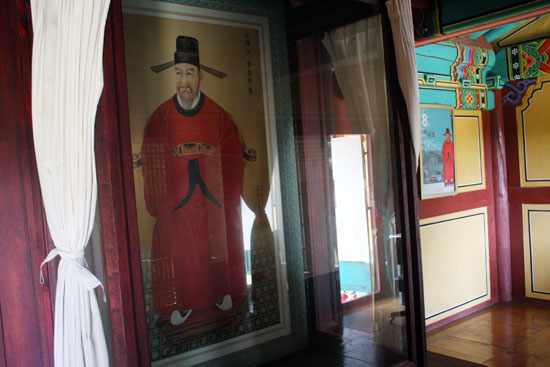 이규보 사당의 내부와 그의 초상화