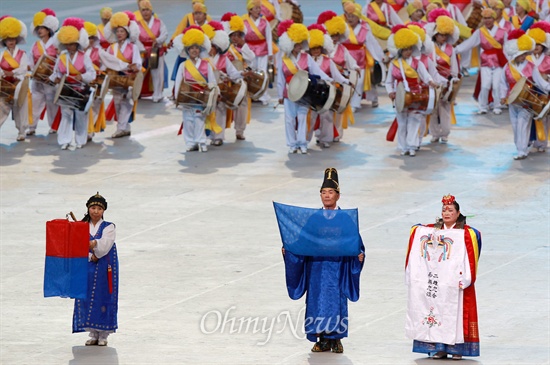  19일 오후 인천아시아드 주경기장에서 열린 제17회 인천 아시아경기대회 개막식에서 '꿈이 모이는 곳, 인천'이라는 주제로 인천 문화유산 '부평풍물놀이'가 펼쳐지고 있다.