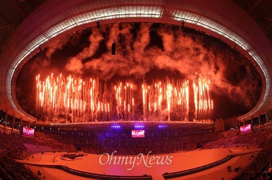  19일 오후 제17회 인천 아시아경기대회 개막식이 열린 인천아시아드 주경기장 상공에 화려한 불꽃쇼가 펼쳐지고 있다.