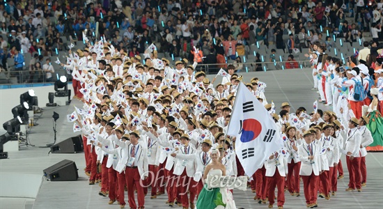  19일 오후 인천 아시아드주경기장에서 열린 '2014 인천 아시안게임' 개회식에서 대한민국 선수단이 입장하고 있다.