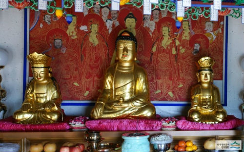 난 불교신자는 아니지만 어릴적엔 조금 무섭기도 했고 이상한 모습의 부처님상이 이젠 정감이 간다.