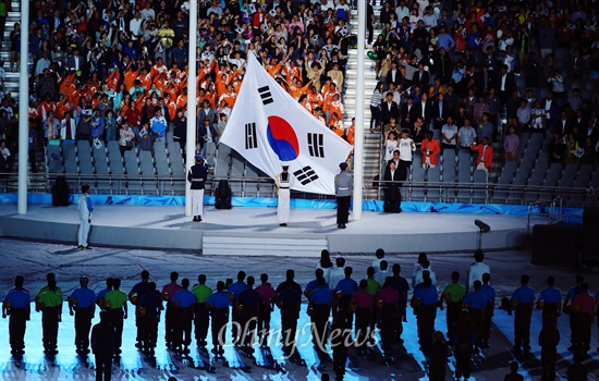 태극기 올라가는 '인천아시안게임' 19일 오후 인천 서구 인천아시아드주경기장에서 열린 제 17회 인천아시아경기대회 개막식에서 태극기가 계양되고 있다.
