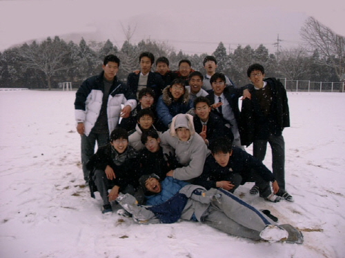 엄청나게 많은 눈이 내렸던 고등학교 2학년 때, 운동장에서 친구들과. 눈 밭에 혼자 누워 있는 사람이 나다. 