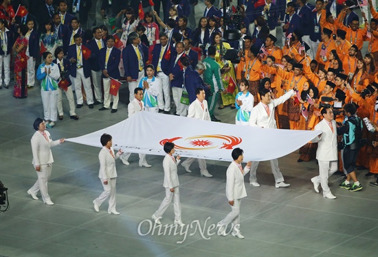 대회기 들고 입장하는 '스포츠 영웅들' 19일 오후 인천 서구 인천아시아드주경기장에서 열린 제 17회 인천아시아경기대회 개막식에서  대회기를 든 기수단이 입장하고 있다.