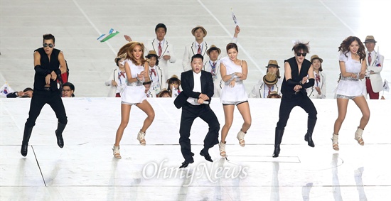  가수 싸이가 19일 오후 서구 연희동 인천아시아드 주경기장에서 열린 '2014 인천아시안게임' 개회식에서 축하공연을 펼치고 있다.