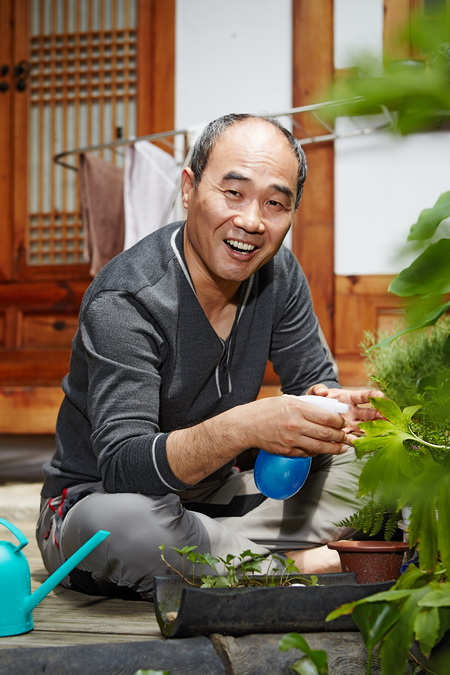  연극 <슬픈연극>에서 장만호를 연기하는 강신일 