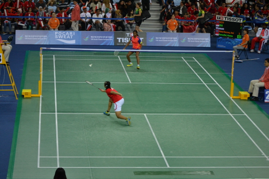  인도네시아 라마디니 한나 선수가 자세를 낮춰 셔틀콕을 넘기는 순간