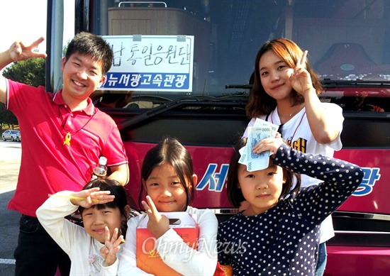 인천아시안게임 공동응원단 경남조직본부는 20일 오후 인천 동남경기장에서 벌어지는 북한 여자축구팀의 홍콩 경기를 응원하기 위해 시민 80여명을 모아 버스 2대를 타고 이동했다. 