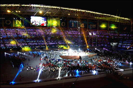  45개국 선수단이 함께 아시아는 하나 공연에 참여하고 있다. 
