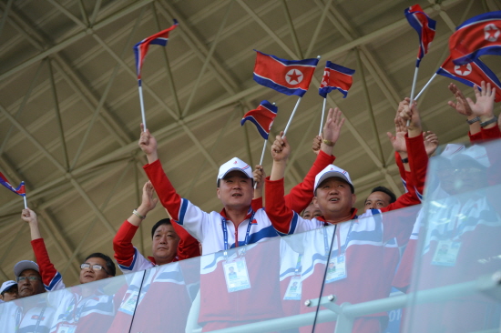  북한 임원들이 7분에 터진 위종심의 선취골에 기뻐하고 있다