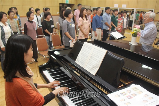 일본 풍물 동호회 '로온'과 창원큰들문화예술센터 회원들은 20일 오후 창원 성산아트홀 연습실에서 베토벤 제9번 교향곡을 함께 부르며 연습했다. 