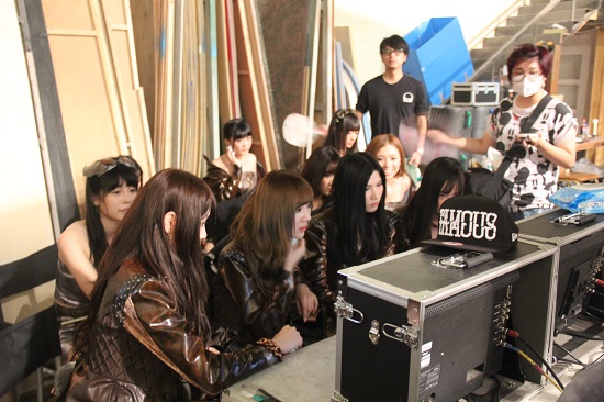  'UZA' 뮤직비디오 촬영이 끝난 후 SNH48 멤버들이 TV를 통해 촬영된 결과를 보고있다.