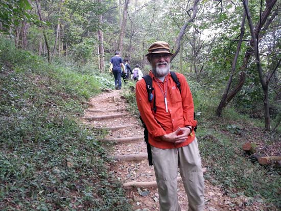  매자골 솔숲을 떠나 달서구 지역 알산자락길을 걷고 있는 사람들