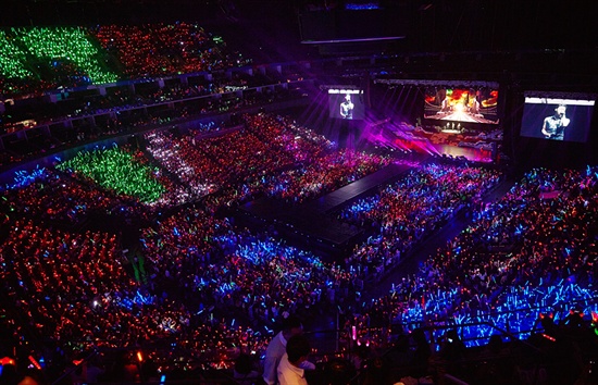  지난 20일 오후 중국 상하이에서 열린 아시아 투어에서 JYJ가 1만 1천 명의 팬들과 호흡했다. 