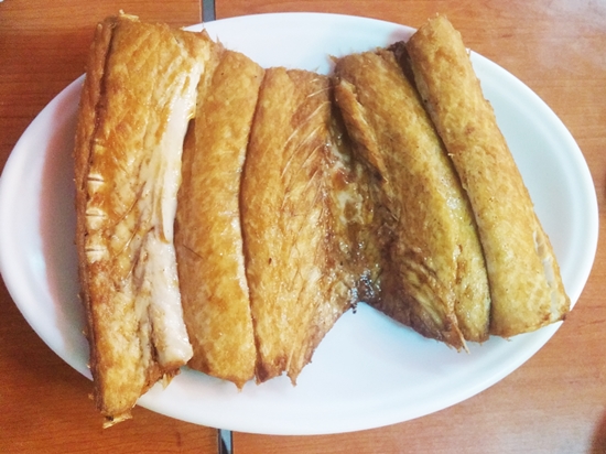 삼치거리의 주인공 삼치 안주. 막걸리와 궁합이 잘 맞아 삼치거리의 명물이지만 사실 인하의집 주인 홍재남사장의 손님사랑으로 탄생한 뉴질랜드 산 '바라쿠다'라는 생선이다.