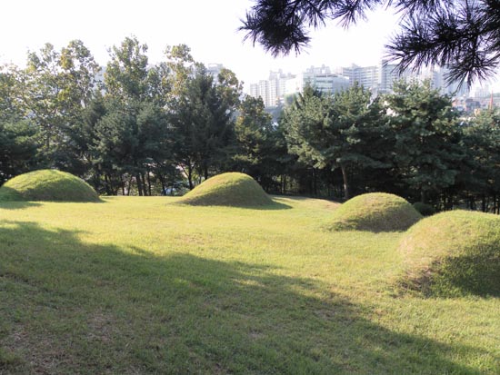 사육신묘의 일부. 서울시 동작구 노량진동에 있다.  
