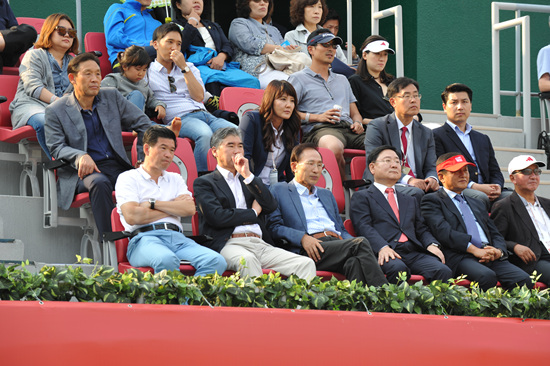  이명박 전 대통령이 성 김 대사(왼쪽)와 관람하고 있다.