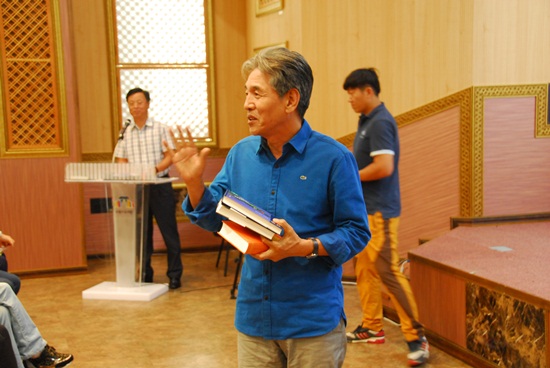 독서축제 개막식에서 열린 콘서트에 참석한 박범신 작가