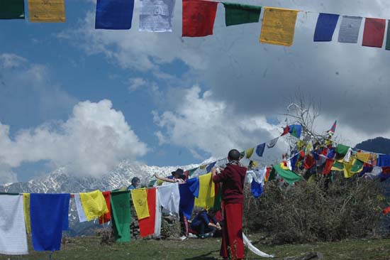 히말라야 설산과 티베트인들의 염원이 담긴 오색깃발 '룽따'(혹은 '다르촉')
