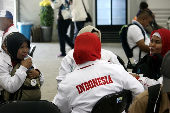 게스트 데스크 내부에서 담소 중인 인도네시아 관계자들 모습