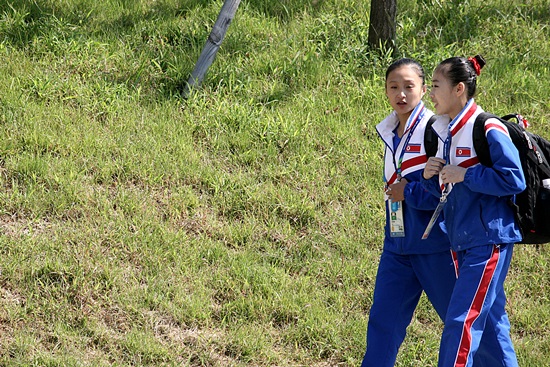 체조 선수로 보이는 앳된 북한 선수들의 모습