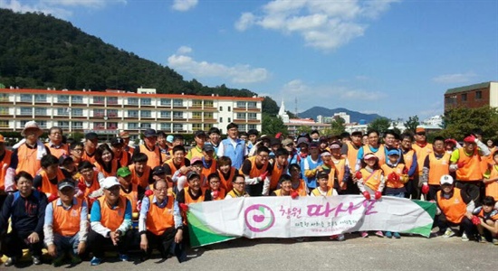 따뜻한 사회를 꿈꾸는 사람들의 모임 ‘창원따사모’는 지난 20일 회원 200여 명이  참여한 가운데 회원초등학교에서 사랑의 연탄 배달봉사 전달식을 가졌다.