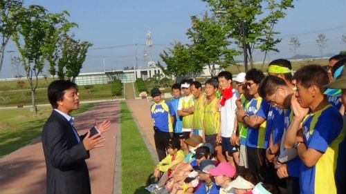 즐겁게 달리는 마라톤 동호인들을 부러워하는 심학봉 의원