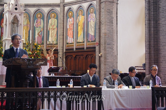 22일 오후 천주교 정의구현 전국사제단 창립 40주년 기념 학술대회에서 발제와 토론자들이 사제단의 활동과 평가를 하고 있다.
