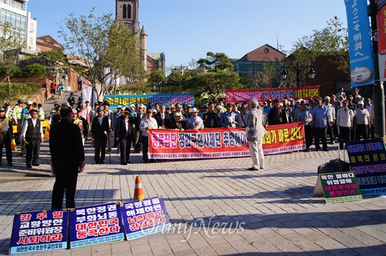 천주교 정의구현전국사제단 40주년 심포지엄이 22일 오후 명동성당에서 열린 가운데 일부 보수 신자들과 어버이연합 회원들이 "정의구현사제단 추방하라"는 집회를 가졌다. 