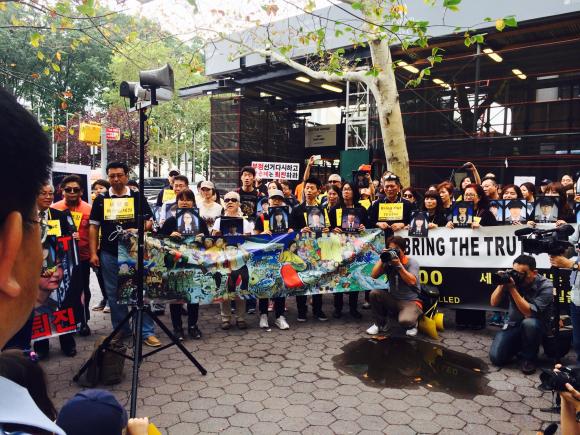 워싱턴 DC 미씨맘들이라 밝힌 40여명의 원정시위대는 대형 희망버스를 대여하고, 세월호 희생자 250명 단원고 아이들의 영정 사진을 마련하는 등 뉴욕에서 있을 시위를 위해 만반의 준비를 해왔다.