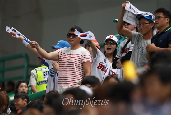 문학야구장에 휘날리는 태극기 22일 오후 인천 문학구장에서 열린 '2014 인천아시아경기대회' 야구 B조 예선 한국과 태국과의 경기에서 시민들이 태극기를 흔들며 열띤 응원을 펼치고 있다.