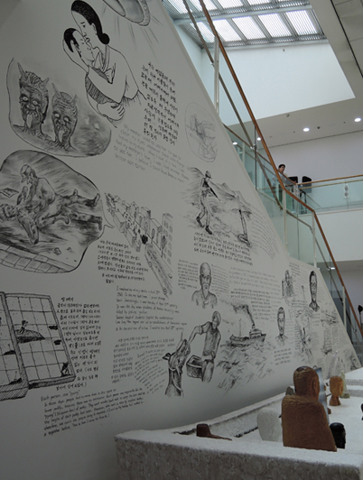 
조해진·이경수 I '도깨비 이야기' 등 서울시립미술관 3층 올라가는 계단 벽에 한국사회의 아픈 집단기억을 다큐멘터리만화(드로잉)형식으로 그린 작품이다
