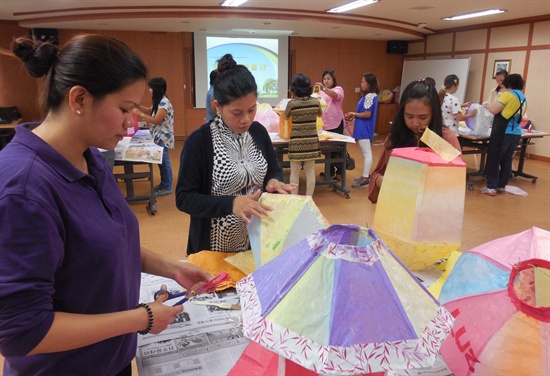 진주시?진주시다문화가족지원센터는 22일부터 23일 양일간에 걸쳐 여성결혼이민자 30명을 대상으로 ‘창작등 만들기’프로그램을 운영했다.