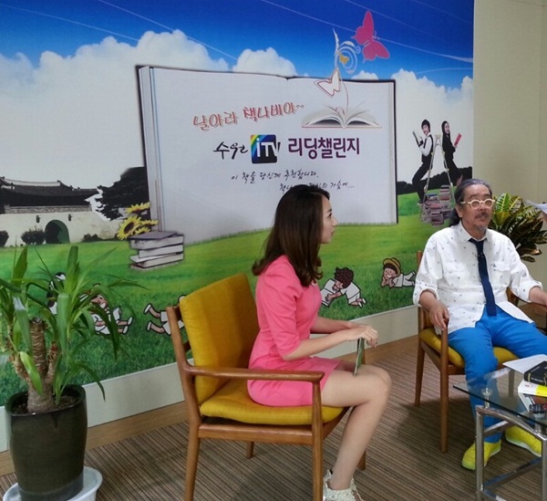 수원 iTV에 출연한 이외수 작가가 '날아라 책나비'운동을 시작했다